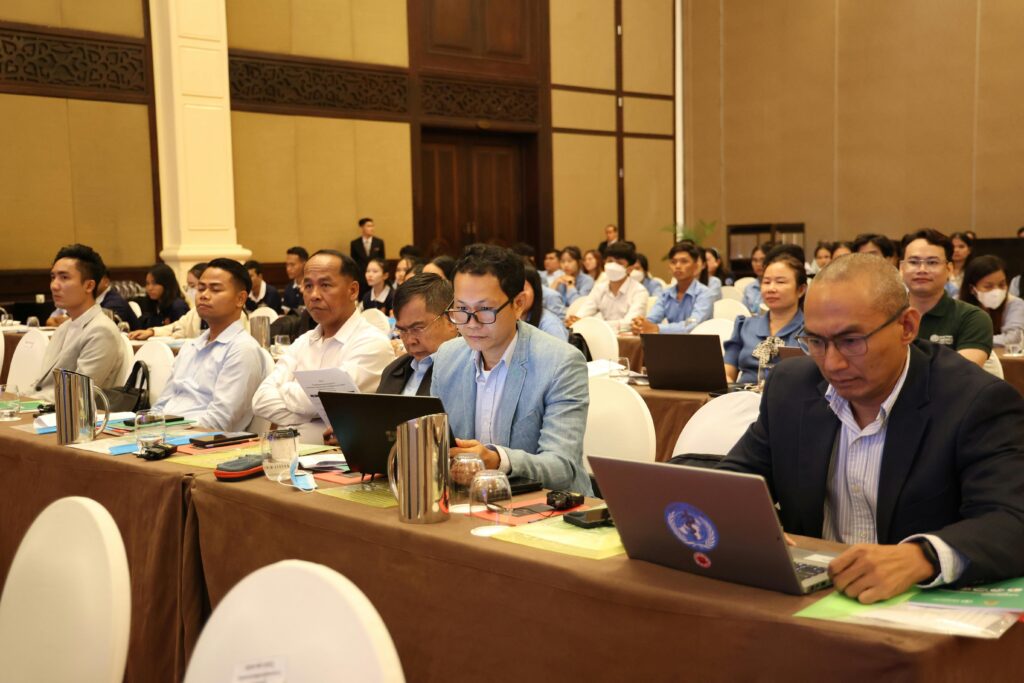 pexels-photo-28314377-28314377 Participants attend a business conference in Phnom Penh, focusing on innovations and networking.
